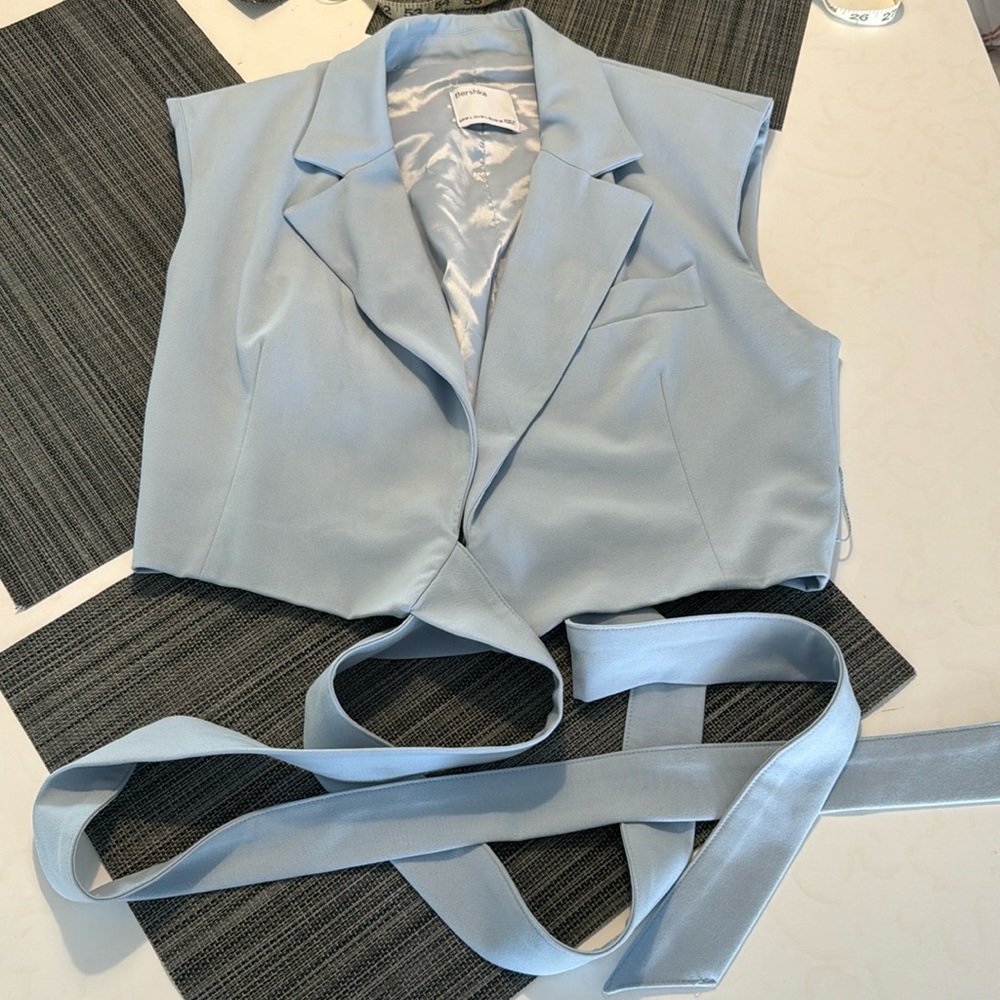 Berschka crop vest with straps